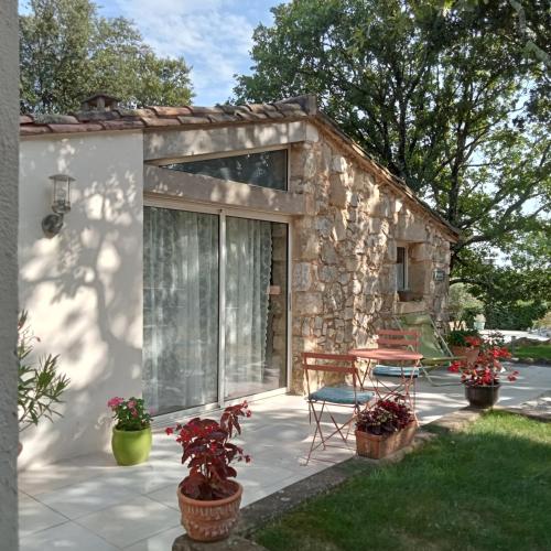Exterior view, Sous les chenes in Lussan