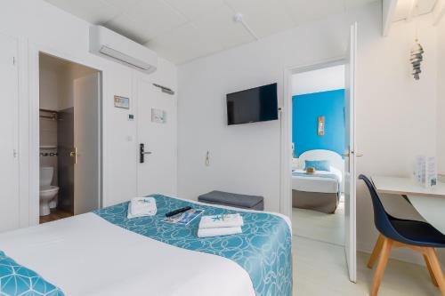 1 double bed, 2 twin beds