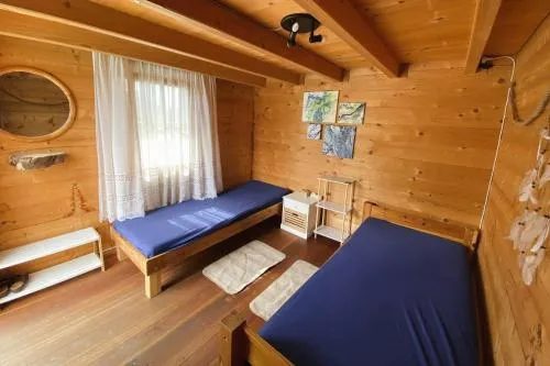 Blockhütte am Flugplatz mit Pool in Kühndorf, Deutschland