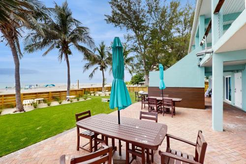Bungalow Beach Place 8 in Clearwater Beach, USA