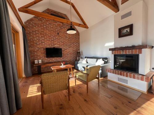 Iža na brejgi (Iza na brejgi) in โมราฟสเกโทพลิซ