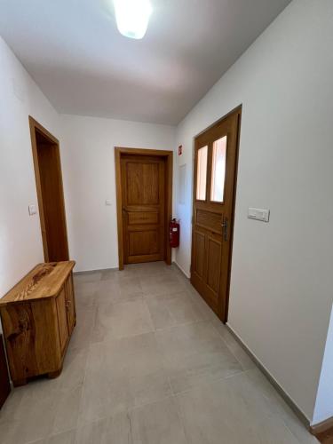 บริการและสิ่งอำนวยความสะดวก, Iža na brejgi (Iza na brejgi) in โมราฟสเกโทพลิซ