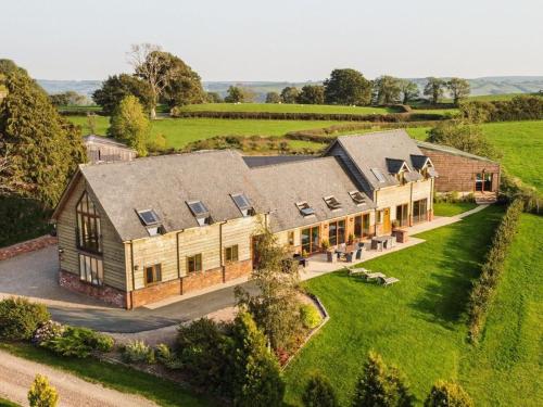 Bedw Barn – khách sạn tại Llanllwchaiarn