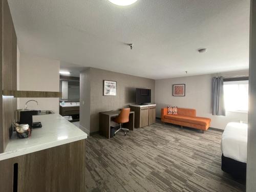 共用Lounge/電視區, Sisk Hotel in 莫德斯托 (CA)