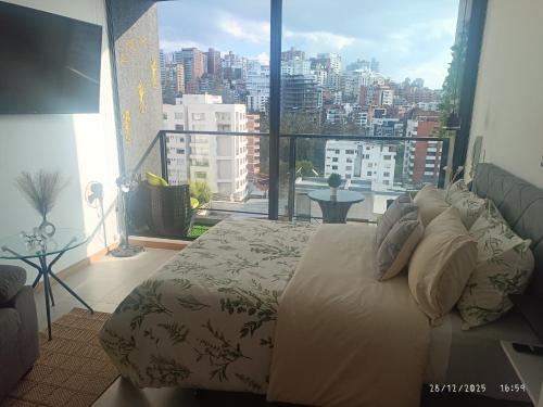 Estudio moderno con balcón y parqueadero privado