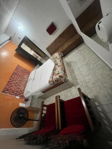 1 queen bed, 1 sofa bed