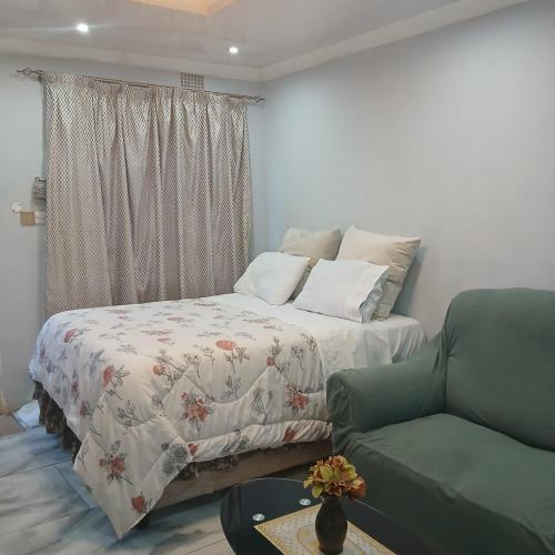 Carlcyn 263 Cottage in บูลาวาโย