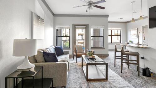 Einrichtungen, Landing Stunning 3BD Gym Pool in Plano (TX)