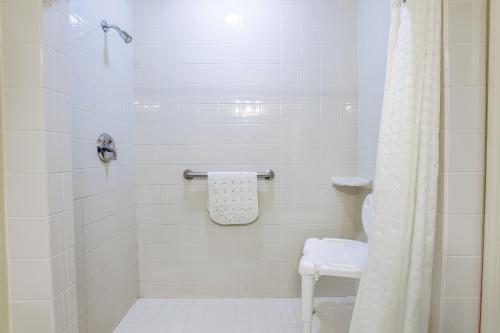 The Whispering Pines Motel- Whitestone - image 7