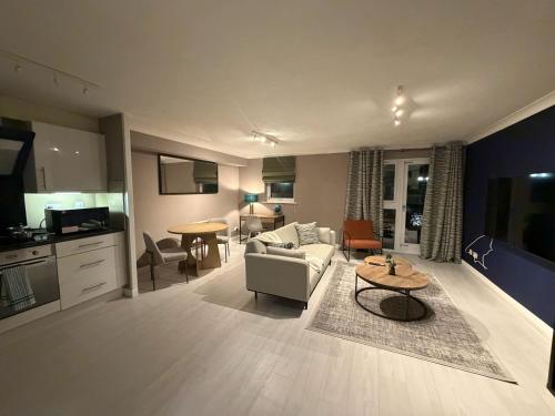 Stylish 1-Bed Riverside Views Near DLR Canary Wharf - image 5