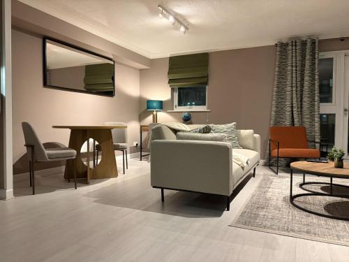Stylish 1-Bed Riverside Views Near DLR Canary Wharf - image 9