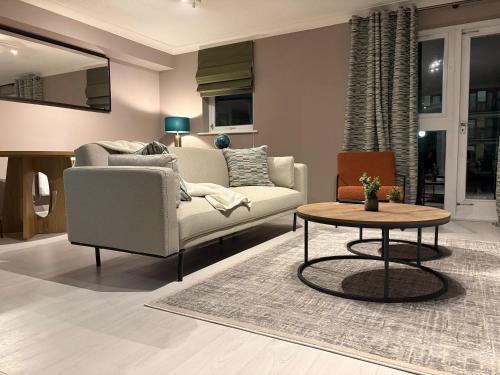 Stylish 1-Bed Riverside Views Near DLR Canary Wharf - image 4