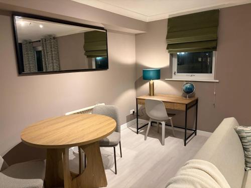 Stylish 1-Bed Riverside Views Near DLR Canary Wharf - image 3
