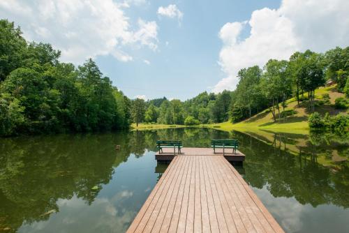 Secluded Cabin with Deck, Hot Tub and Lake Access! in Almond, USA