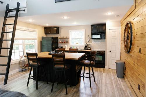 "Deer Creek Lodge" - Secluded Bourbon Trail Stay in Lorensburga (KY)