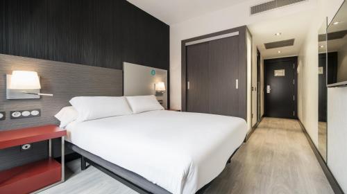 Standard Double or Twin Room image 2