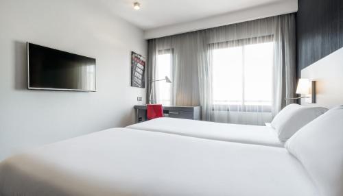 Standard Double or Twin Room image 4
