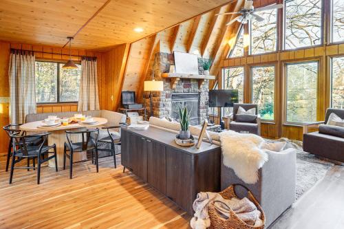 Hot Tub & Barrel Sauna! Lakefront Innsbrook Chalet in Warrenton (MO)