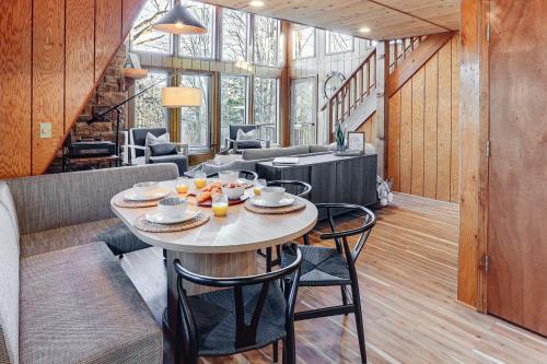 Hot Tub & Barrel Sauna! Lakefront Innsbrook Chalet in Warrenton (MO)