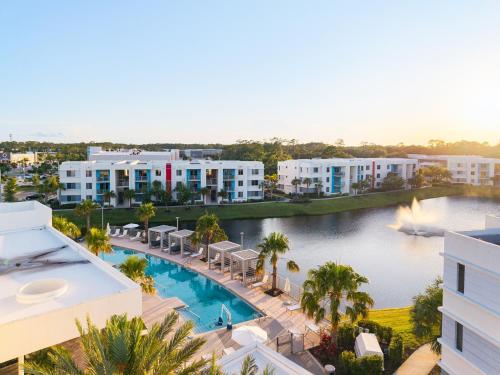 Spacious 3BR | Pool, Gym, Near Beach & Speedway in Daytona Beach City Center
