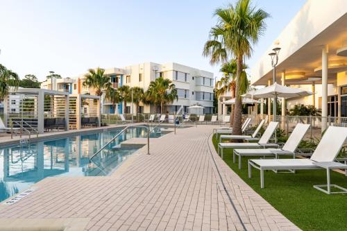 Spacious 3BR | Pool, Gym, Near Beach & Speedway in Daytona Beach City Center