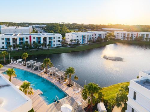 Spacious 3BR | Pool, Gym, Near Beach & Speedway in Daytona Beach City Center