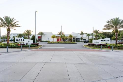 Spacious 3BR | Pool, Gym, Near Beach & Speedway in Daytona Beach City Center