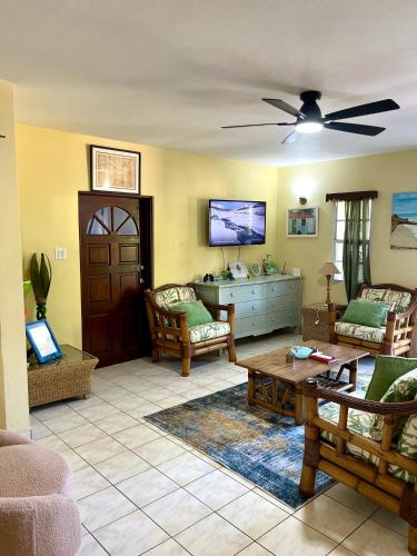 Cozy & Convenient Stay Near Beach, Airport & More! in Cay Bay