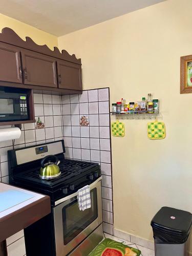 Cozy & Convenient Stay Near Beach, Airport & More! in Cay Bay