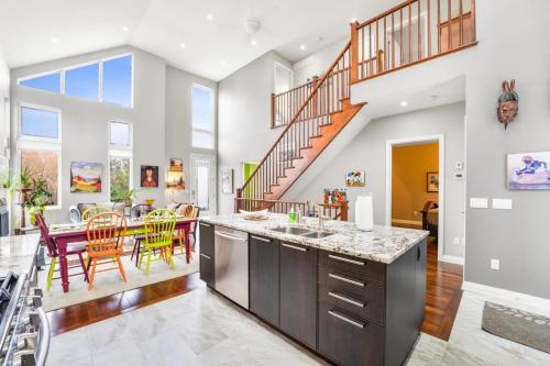Beautiful 3BR Old Town Home Steps to Queen St – khách sạn tại Bãi biển Mississauga