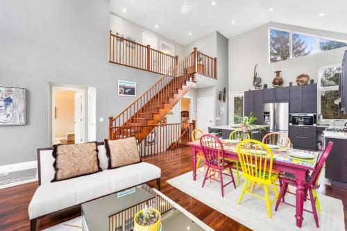 Beautiful 3BR Old Town Home Steps to Queen St in Niagara Tó (ON)