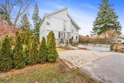 Beautiful 3BR Old Town Home Steps to Queen St in Niagara Tó (ON)