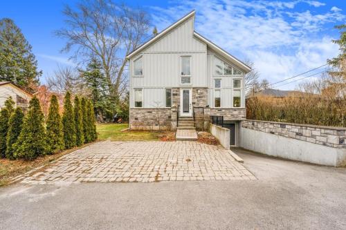 Beautiful 3BR Old Town Home Steps to Queen St in Niagara Tó (ON)