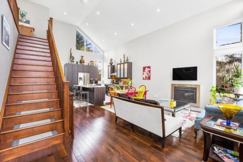 Beautiful 3BR Old Town Home Steps to Queen St in Niagara Tó (ON)