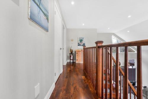 Beautiful 3BR Old Town Home Steps to Queen St in Niagara Tó (ON)