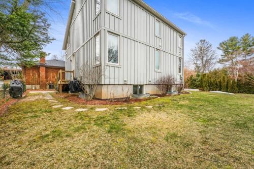 Beautiful 3BR Old Town Home Steps to Queen St in Niagara Tó (ON)