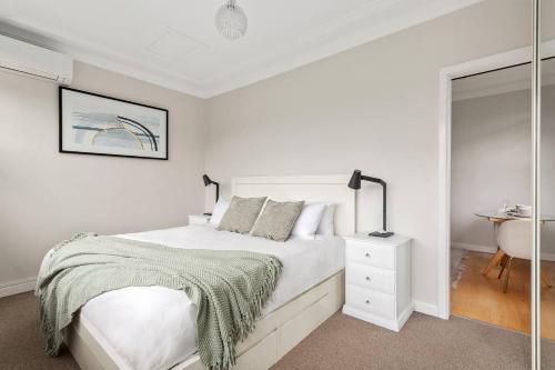 The Little Lawrence - Sunny Village Nook by the Sea - image 7