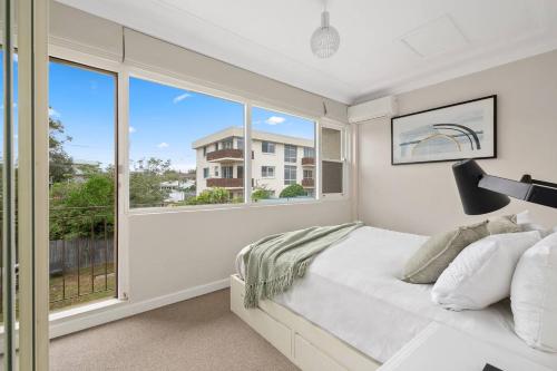 The Little Lawrence - Sunny Village Nook by the Sea - image 6