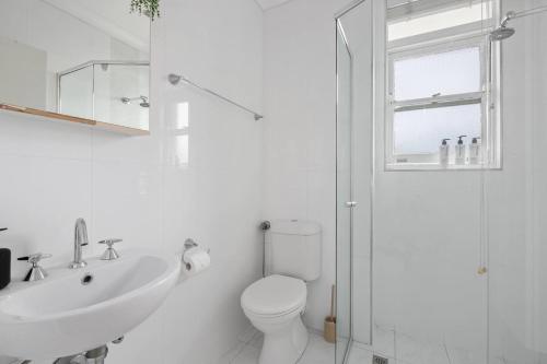The Little Lawrence - Sunny Village Nook by the Sea - image 10
