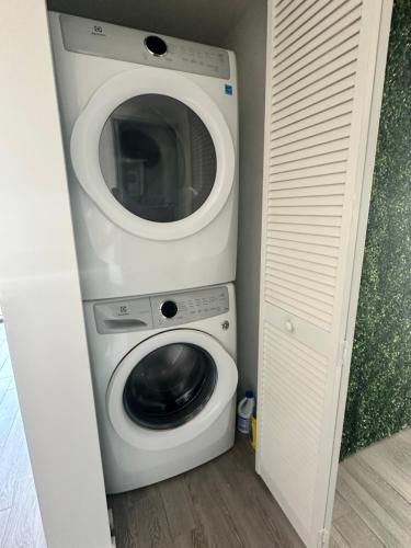 House Of Good Vibes 2 Bedroom Downtown Miami Condo in Miami, USA