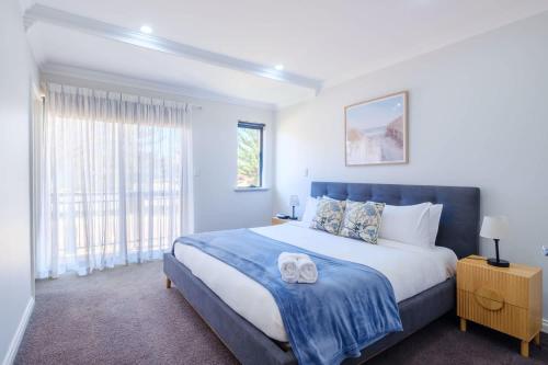 7 Steps to Beach Seaside Serenity 4BR with 2 Car Bays – khách sạn tại Wannanup