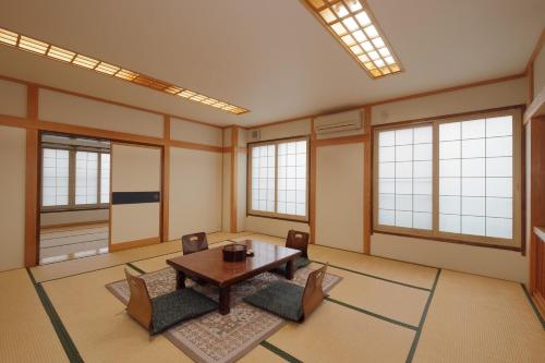 Japanese-Style Superior Room with Shared Bathroom (7 Adult)