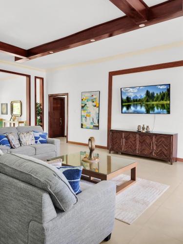 Dotări, Sweet Palm Villa - Spacious luxury villa with pool and Beach oasis access in Saint Ann's Bay