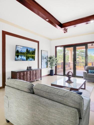 zonă comună salon/TV, Sweet Palm Villa - Spacious luxury villa with pool and Beach oasis access in Saint Ann's Bay