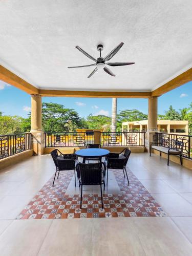 Vedere, Sweet Palm Villa - Spacious luxury villa with pool and Beach oasis access in Saint Ann's Bay