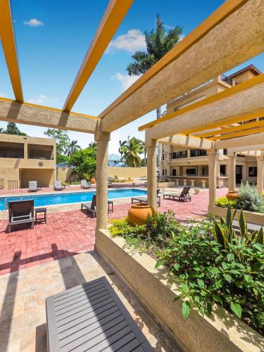 Vedere, Sweet Palm Villa - Spacious luxury villa with pool and Beach oasis access in Saint Ann's Bay