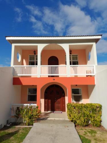 Halfmoonbay Pink Butterfly 1 bedroom right in บาสเซตเตอร์เร่