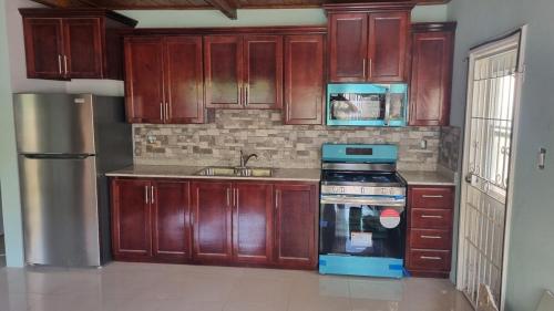 Halfmoonbay Pink Butterfly 1 bedroom right in บาสเซตเตอร์เร่