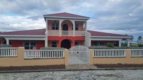 Halfmoonbay Pink Butterfly 1 bedroom right in บาสเซตเตอร์เร่