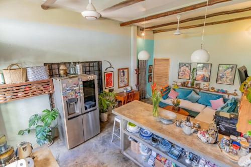 Sarai Room a Cozy Urban Hideaway with Green Balcony - image 2